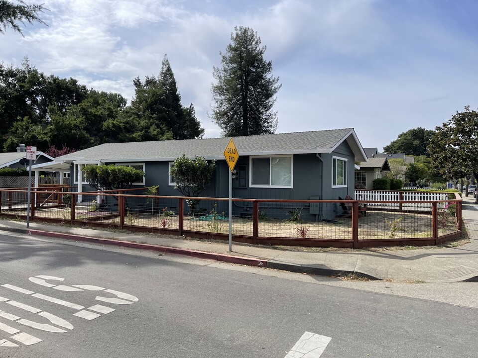 920 Sonoma Ave in Santa Rosa, CA - Foto de edificio