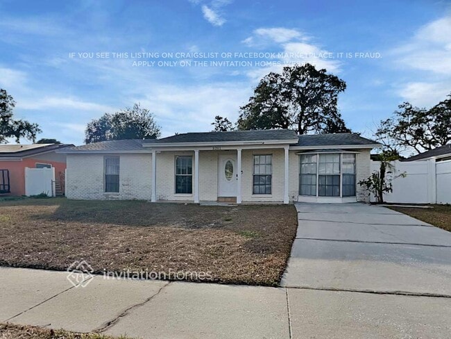 8261 Greenleaf Cir in Tampa, FL - Building Photo - Building Photo