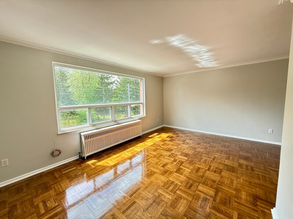 1295 Bayview Av in Toronto, ON - Building Photo