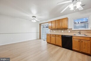 331 Cool Breeze Ct in Pasadena, MD - Building Photo - Building Photo