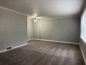 2421 W 76th St in Prairie Village, KS - Building Photo - Building Photo