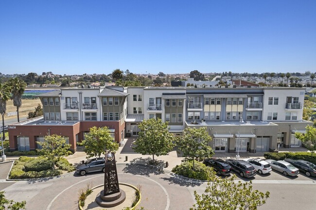 6797 Embarcadero Ln in Carlsbad, CA - Foto de edificio - Building Photo