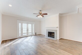 1039 Fountain View Dr in Houston, TX - Building Photo - Building Photo