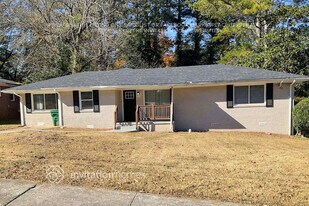 2434 Shamrock Dr in Decatur, GA - Building Photo