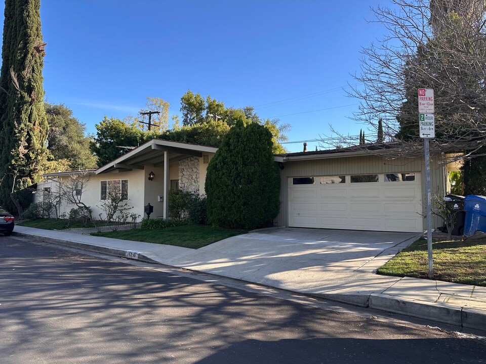 15710 Dickens St in Los Angeles, CA - Building Photo