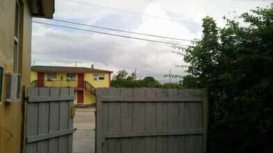 900 W 9th St in Riviera Beach, FL - Building Photo - Building Photo