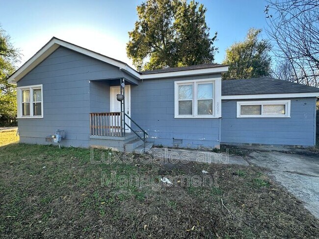 property at 2001 E Harlow Pl