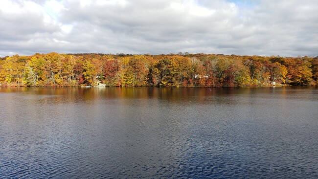 66 Long Pond Rd S in Ledyard, CT - Foto de edificio - Building Photo