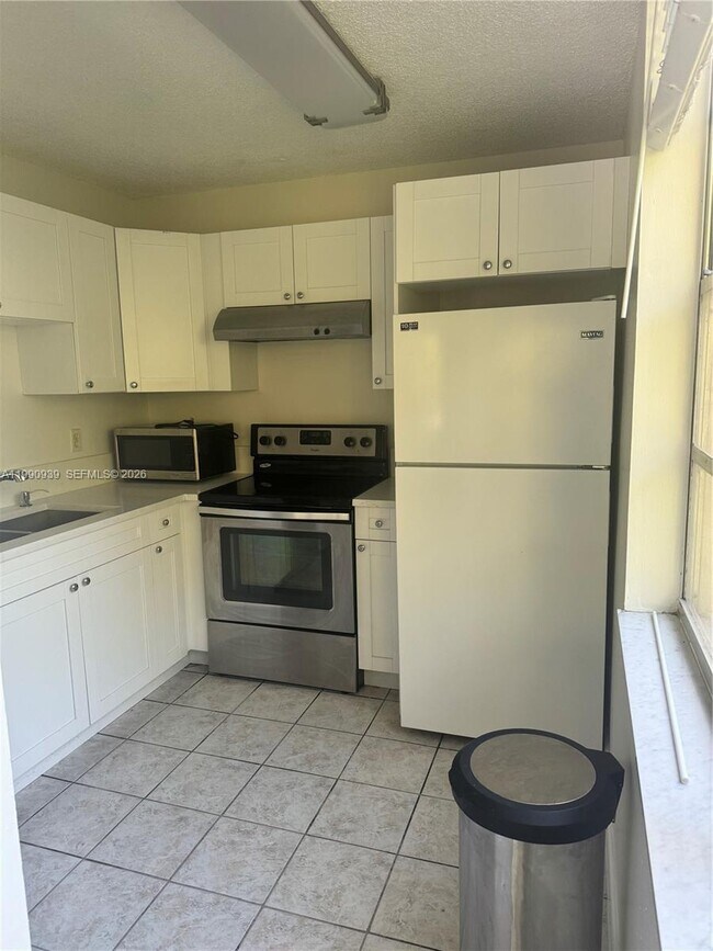 9450 Live Oak Pl in Davie, FL - Building Photo - Building Photo