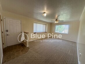 1077 E 1300 N in Shelley, ID - Foto de edificio - Building Photo