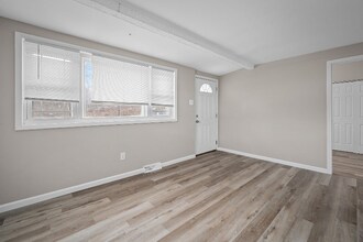 807 Thomas Ave in Ferguson, MO - Foto de edificio - Building Photo