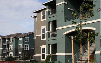 Montego Falls in Elk Grove, CA - Foto de edificio - Building Photo