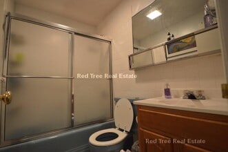 33 Lancaster Terrace, Unit 206 in Brookline, MA - Foto de edificio - Building Photo