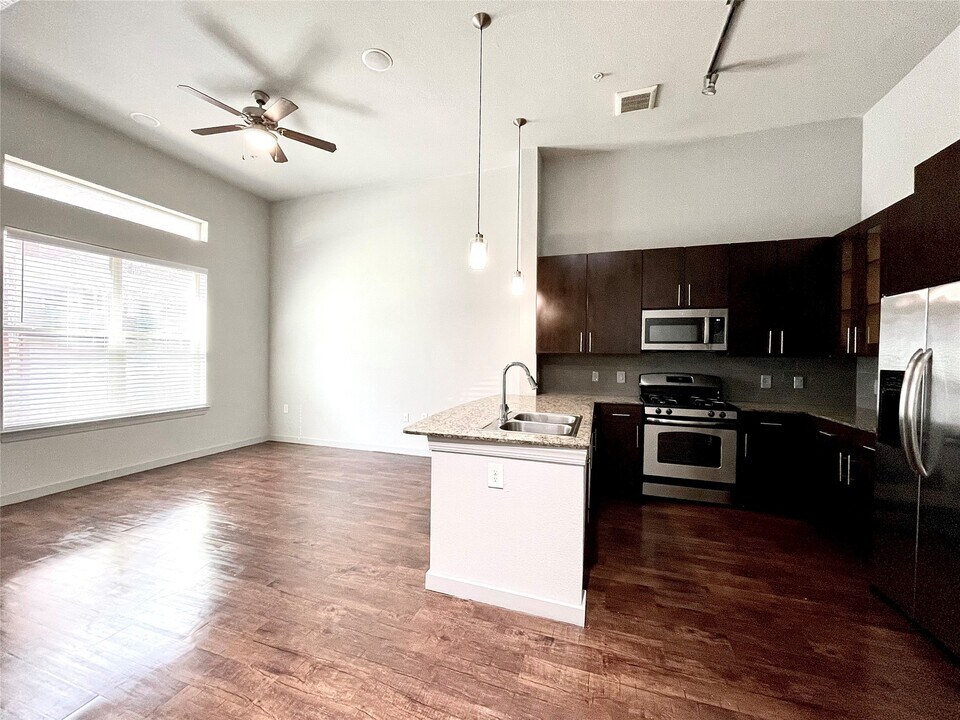 2525 McCue Rd in Houston, TX - Building Photo