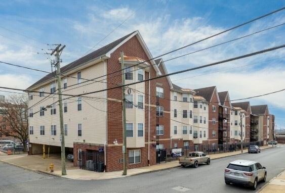 225 W 4th St