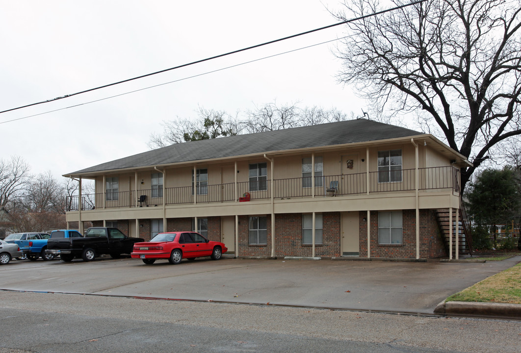 295 S Sherman St in Ennis, TX - Building Photo