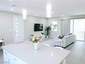 11237 Rainbow Peak Ave in Las Vegas, NV - Foto de edificio - Building Photo