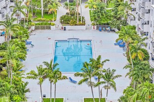 488 NW 165th St in Miami, FL - Building Photo