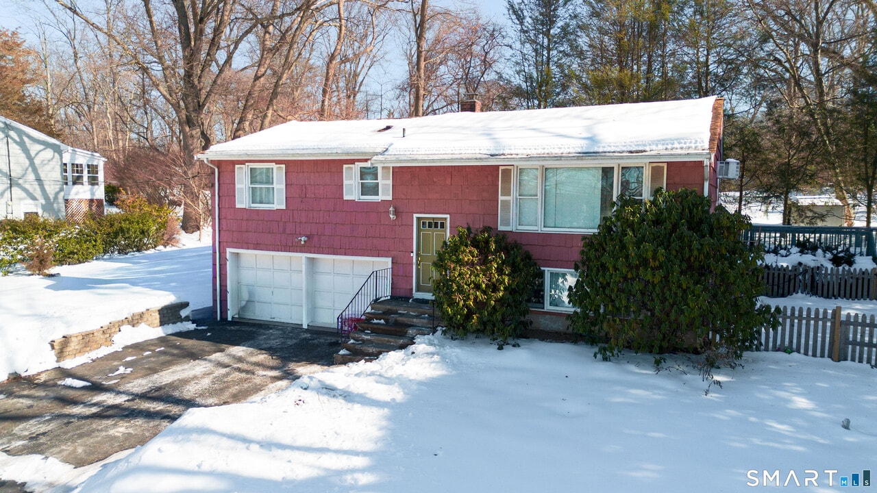 50 Creeping Hemlock Dr in Norwalk, CT - Building Photo