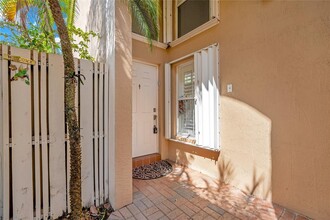 1840 Sweetbay Way in Hollywood, FL - Building Photo - Building Photo