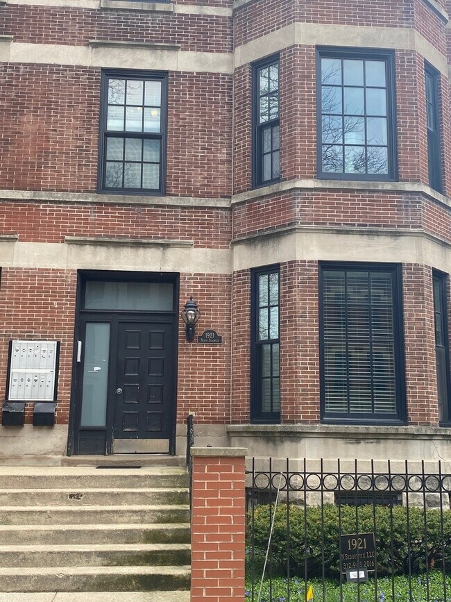 1921 N Sedgwick St Apartments and Nearby Chicago Apartments For Rent Chicago, IL