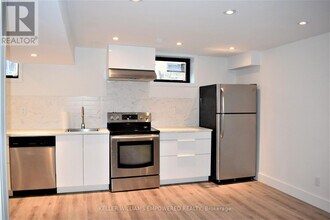 33 Ianhall Rd in Toronto, ON - Building Photo - Building Photo