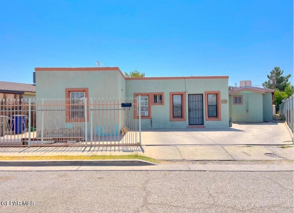 160 Arnold Pl in El Paso, TX - Building Photo