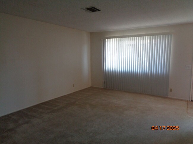 2821 Desert St in Rosamond, CA - Foto de edificio - Building Photo