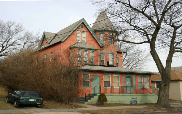 909 Summerfield Ave in Asbury Park, NJ - Foto de edificio - Building Photo