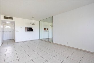 5021 W Oakland Park Blvd in Lauderdale Lakes, FL - Building Photo - Building Photo