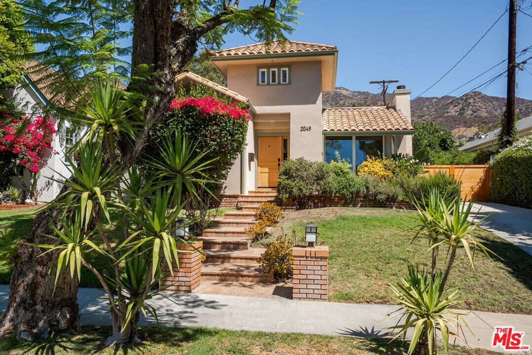 2049 Watson St in Glendale, CA - Building Photo