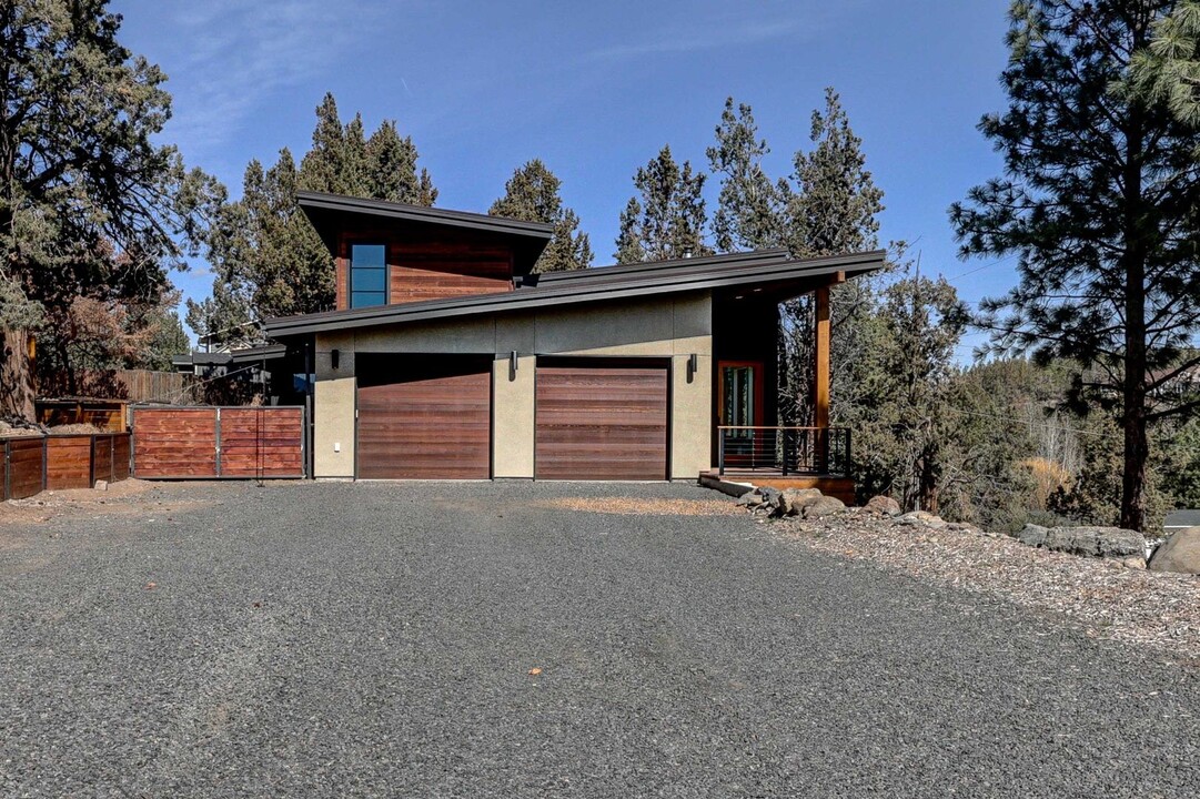 20012 Beaver Ln in Bend, OR - Building Photo