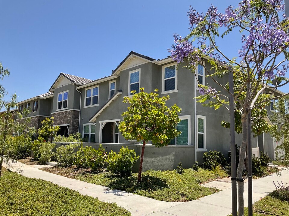 32 Rip Curl Pl in Goleta, CA - Building Photo