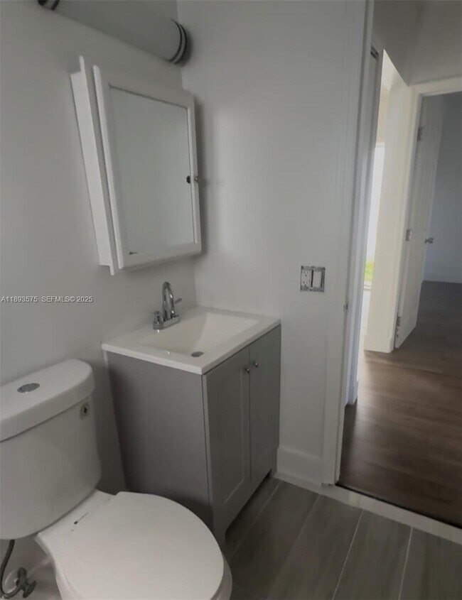 2046 SW 7th St in Miami, FL - Building Photo - Building Photo