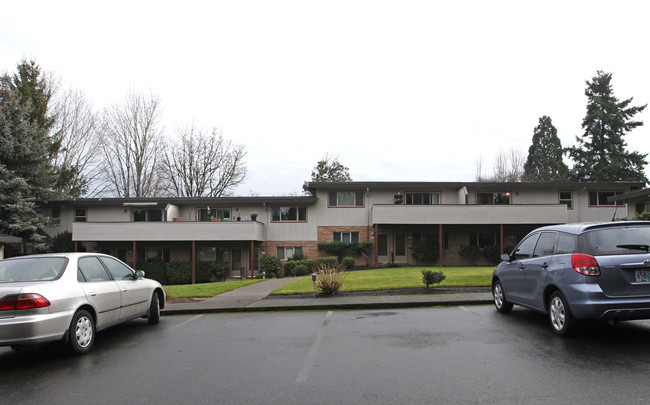 Hillsdale Court Apartments in Portland, OR - Building Photo - Building Photo