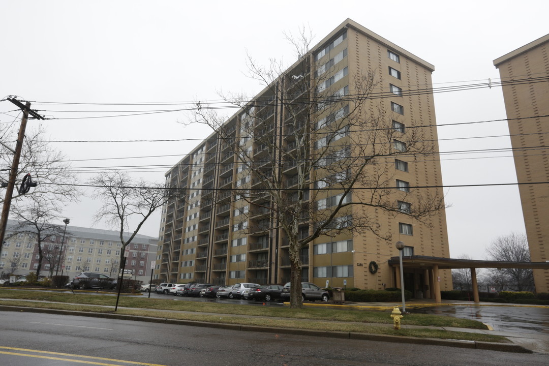 Rahway Plaza Apartments in Rahway, NJ - Building Photo