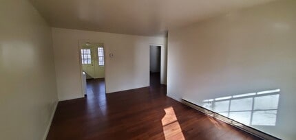 319 Elm St in Gibsonville, NC - Foto de edificio - Building Photo