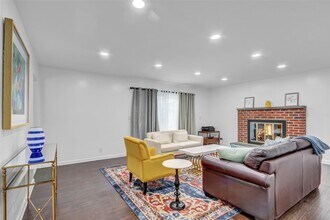 4 Shore View Cir in Pelham Manor, NY - Building Photo - Building Photo