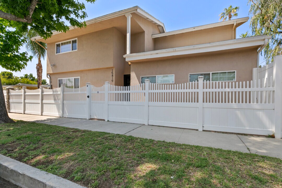 15419 Valerio St in Van Nuys, CA - Building Photo