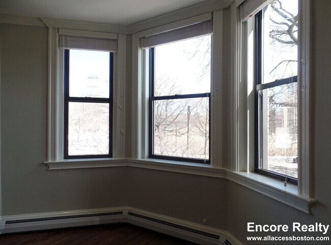 100 Riverway, Unit #114 - 18 in Boston, MA - Foto de edificio - Building Photo