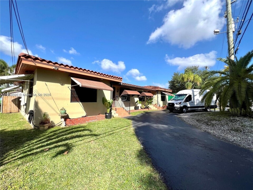 5727 SW 22nd St in Miami, FL - Building Photo