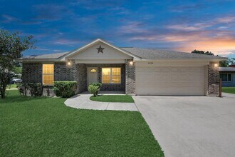 1324 S Johnson St in Alvin, TX - Building Photo - Building Photo