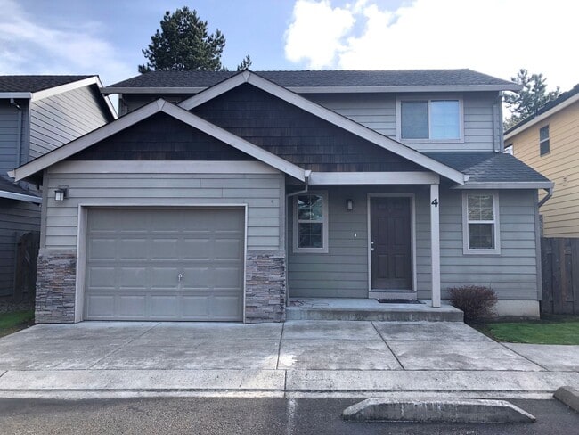 800 W 1st St in Newberg, OR - Foto de edificio - Building Photo