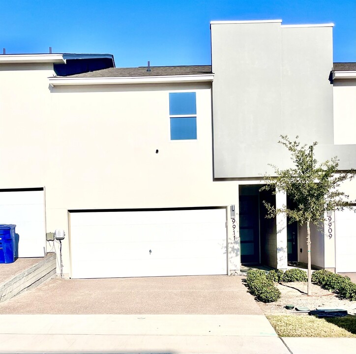 9911 Kaspar Dr in Laredo, TX - Building Photo