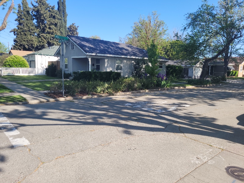 360 W Highland Ave in Tracy, CA - Building Photo