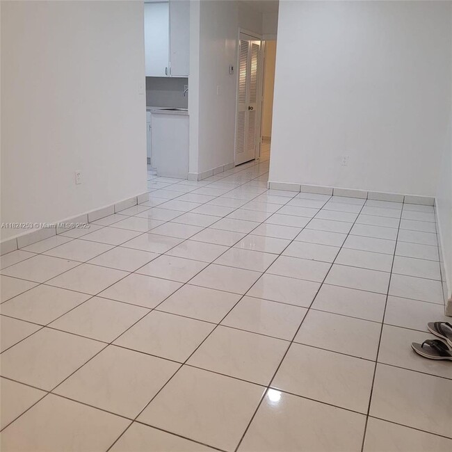 9370 SW 24th St in Miami, FL - Building Photo - Building Photo