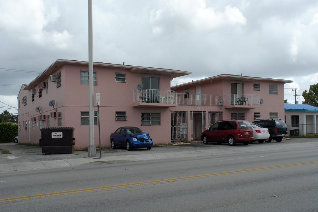 255 E 9th St in Hialeah, FL - Foto de edificio