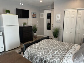 13601 Oxford Ct, Unit MINI HOUSE in Chino, CA - Foto de edificio - Building Photo