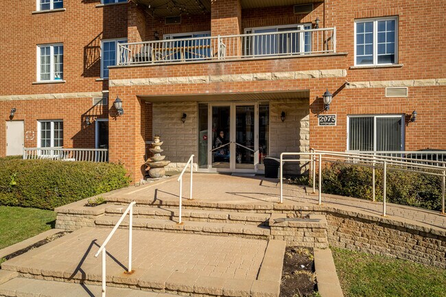 2975 Ernest-Hemingway Av in St. Laurent, QC - Building Photo - Building Photo