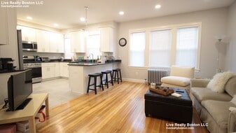 91 Verndale St, Unit Apartment #3 in Brookline, MA - Building Photo